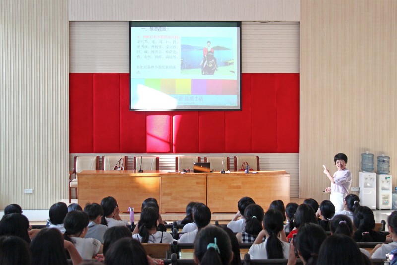 (曾惠華主任跟教職工、專業(yè)學子講座現(xiàn)場一)講座照片7